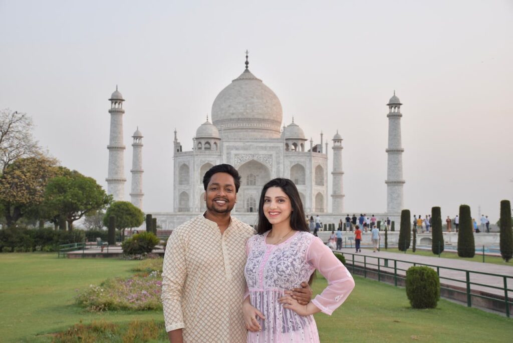 Honeymoon couple photo at the Taj Mahal | Romantic Agra tour package for newlyweds