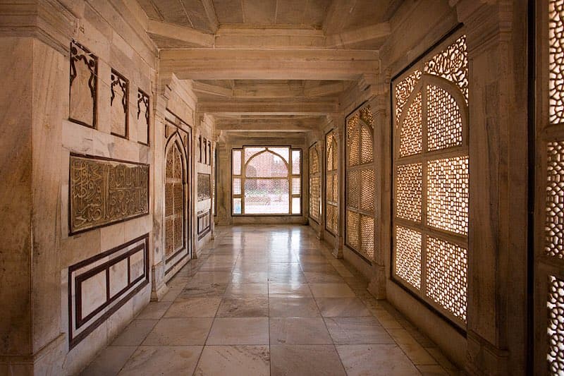 Intricate white marble jali lattice carving at the Dargah of Hazrat Sheikh Salim Chishti, Fatehpur Sikri