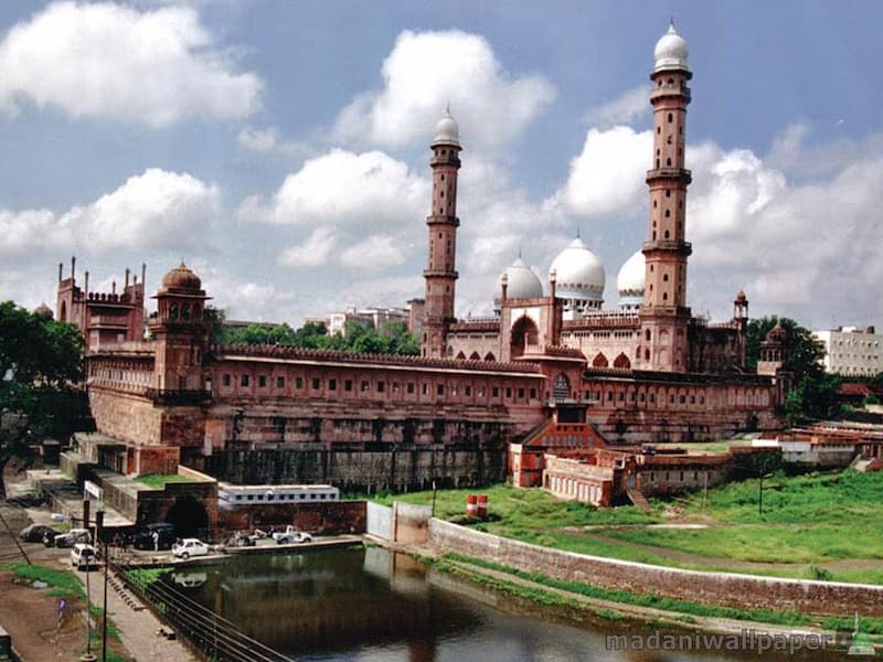 Taj-ul-Masajid in Bhopal, one of the largest mosques in Asia with pink minarets