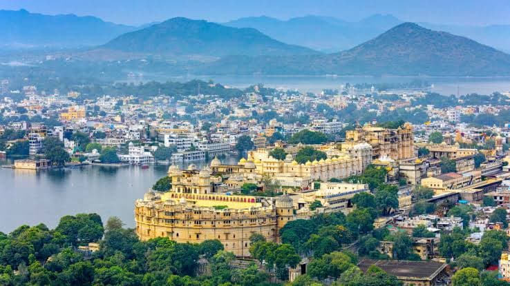 City Palace Udaipur overlooking Lake Pichola